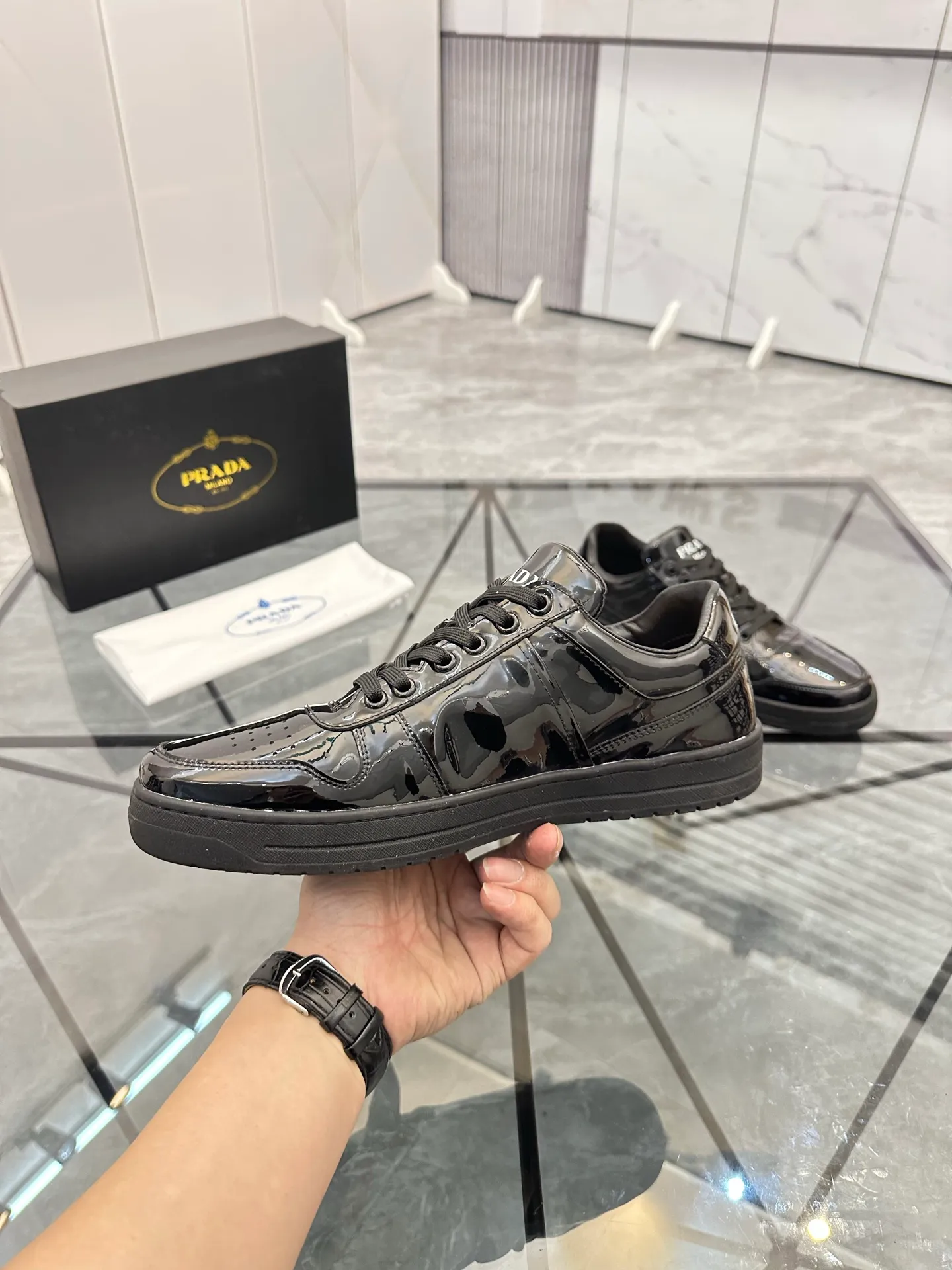 Men's shoes: 💰P400¥ Product trademark: Prada *"Prada*" low-top casual shoes Regular size: 38-44 (can be customized to 45) Product materials: imported cowhide upper, sheepskin lining, original outsole. Number: 020
